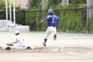 1塁を駆け抜ける松永